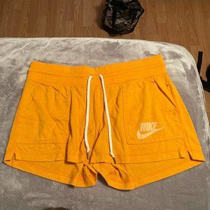Nike Sweat-shorts// Orange Nike Sweatshorts with Drawstring Tie // Size M